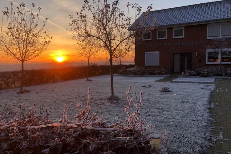 De buitenkant van Villa Grenszicht in Megchelen