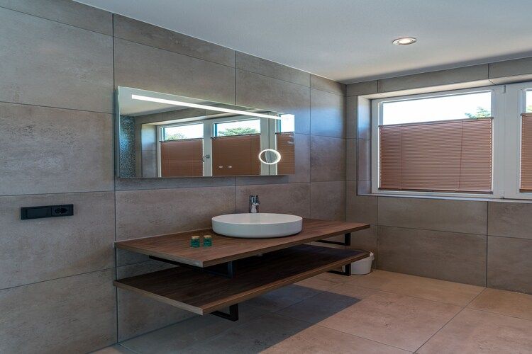 De badkamer van Bruine Kiekendief in Den Burg