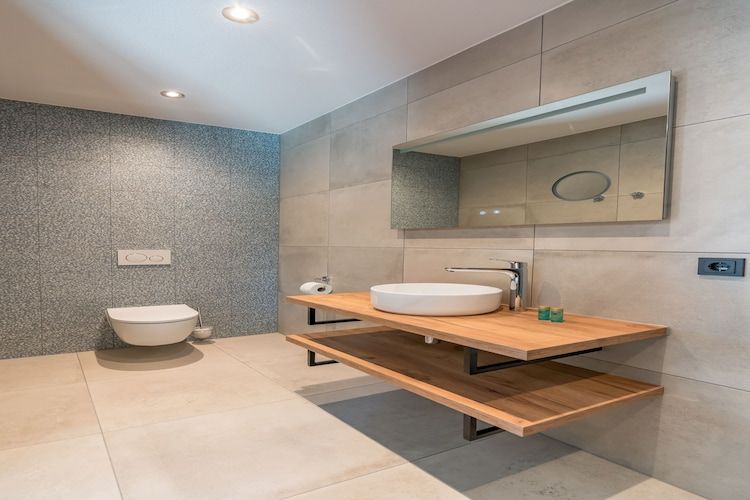 De badkamer van De Grauwe Kiekendief Wellness in Den Burg