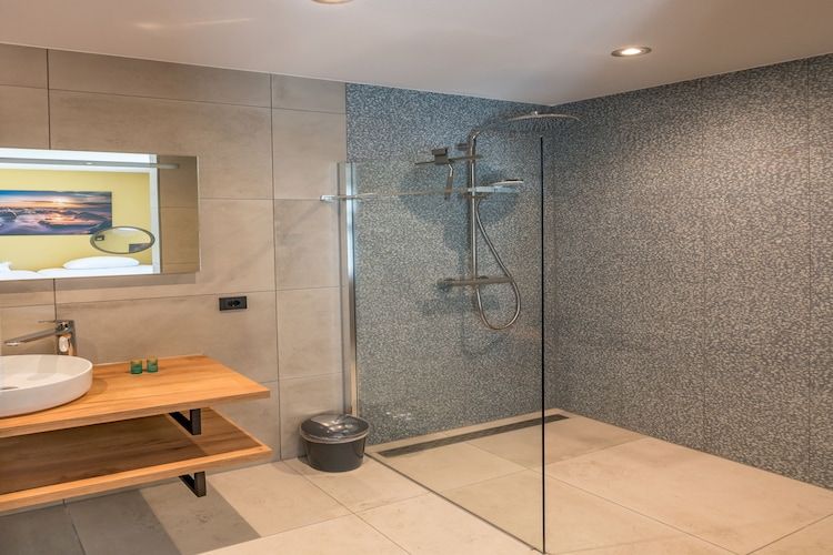 De badkamer van De Grauwe Kiekendief Wellness in Den Burg