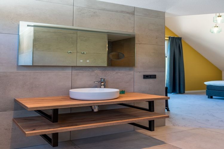 De badkamer van De Grauwe Kiekendief Wellness in Den Burg