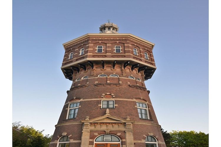 De buitenkant van Familiehuis Watertoren 8 pers in Vlissingen