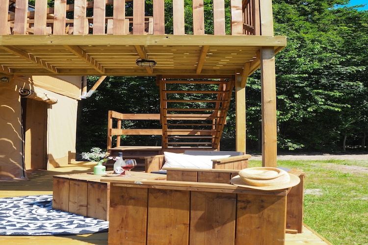 Het terras van Glamping Resort Lauwersmeer 1 in Vierhuizen