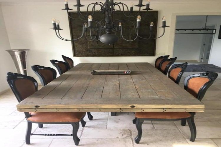 De eetkamer van Villa Bosrijk in Zeewolde