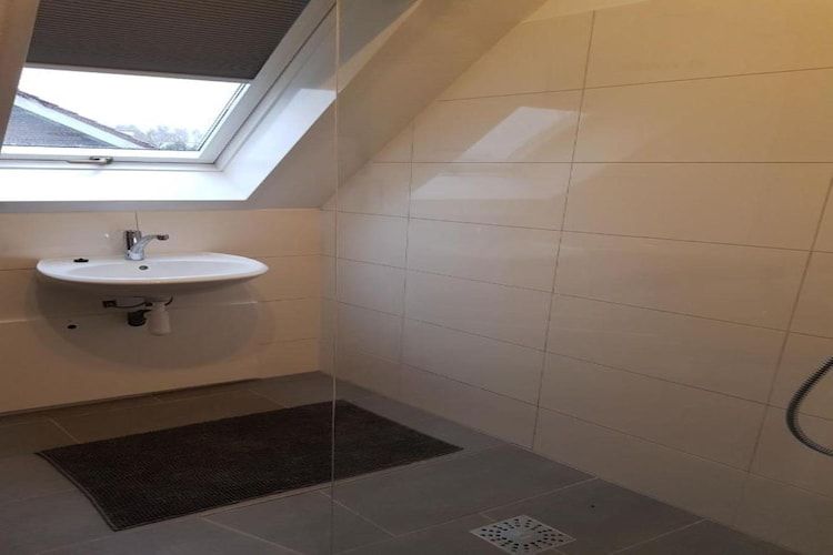 De badkamer van Villa Bosrijk in Zeewolde