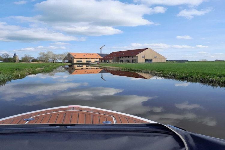 De buitenkant van 20 persoons villa in Leons