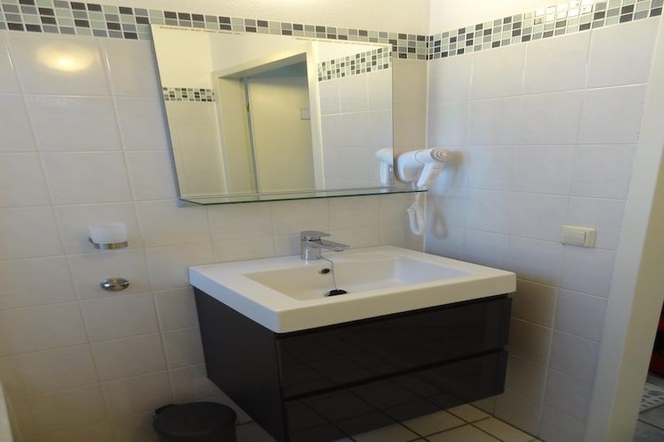 De badkamer van Villapark De Oesterbaai 92 in Wemeldinge