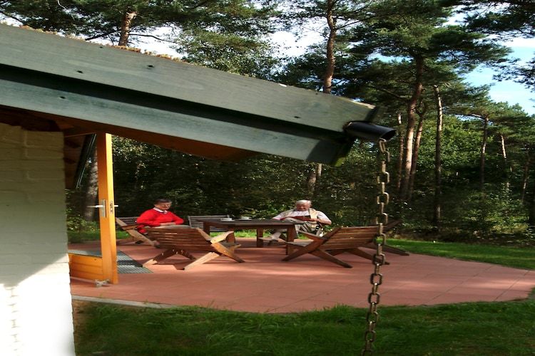 Het terras van Vakantiepark Herperduin 9 in Herpen