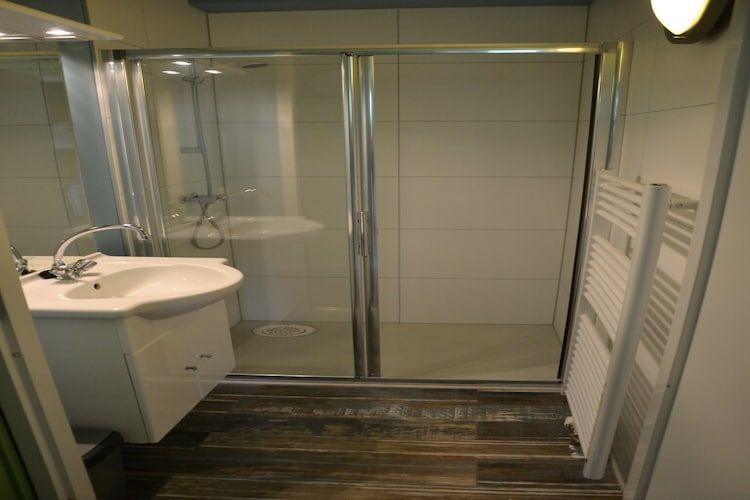 De badkamer van Strandpark Vlugtenburg 1 in 's-Gravenzande