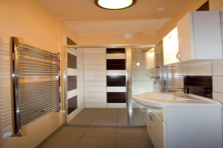 De badkamer van Strandpark Vlugtenburg 5 in 's-Gravenzande