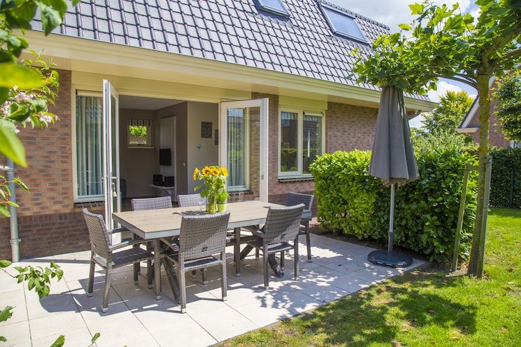 De tuin van Vakantiepark Duinrust 1 in Noordwijk aan zee
