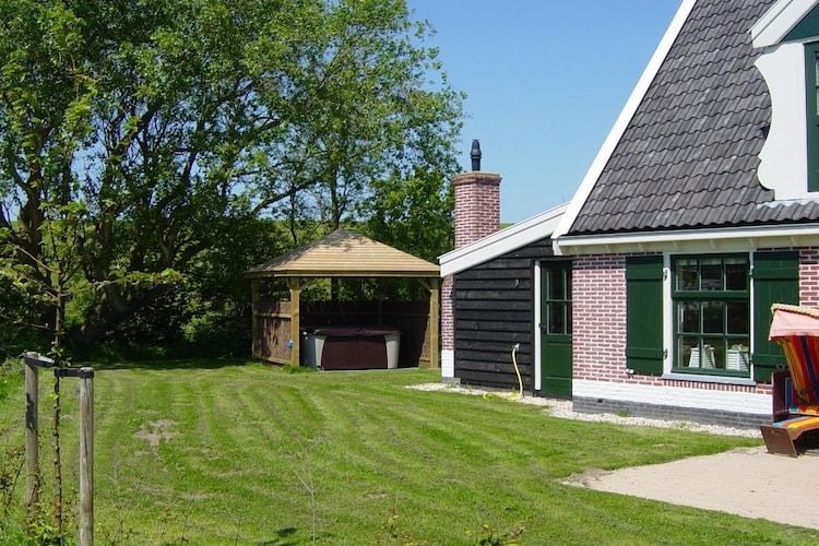 De tuin van Recreatiepark Wiringherlant  - Villa 4 in Hippolytushoef