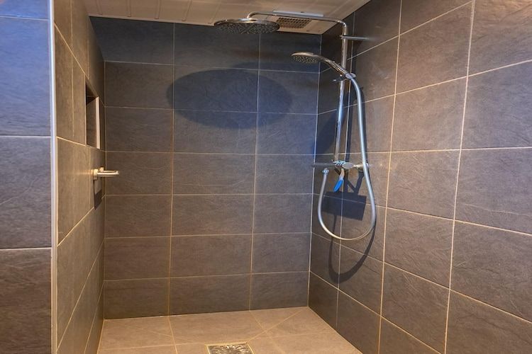 De badkamer van Vier Vogelenzang in Vessem